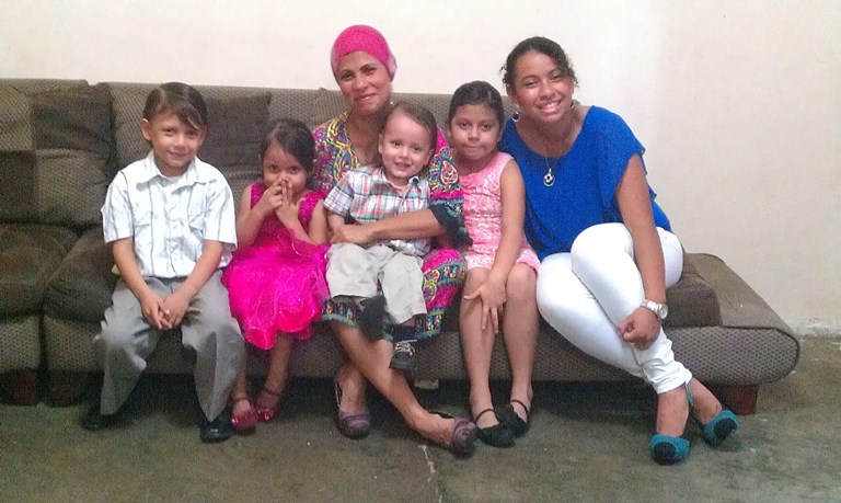 Mónica Moreira y sus cinco hijos, en casa.