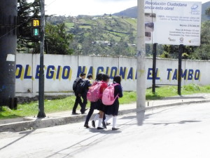 Un grupo de niñas del Colegio El Tambo a la saliendo de clases. Foto:JB/LH