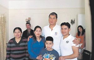 El presidente Correa abrazando a los padres de Nohemí Álvarez