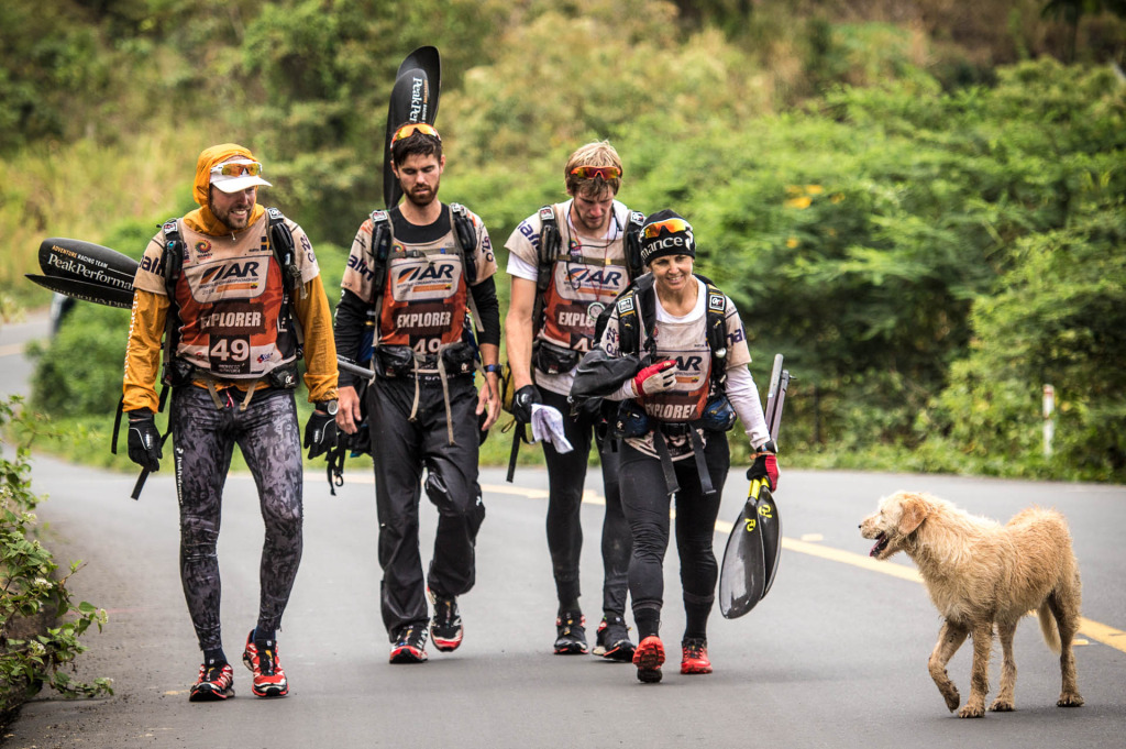 Arthur llegando a la meta con el equipo sueco