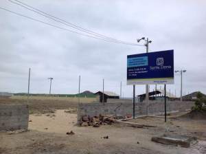 La cancha de fútbol con césped sintético que se levanta en la comuna San Pedro, en donde continúa la falta de agua potable por las tuberías. 