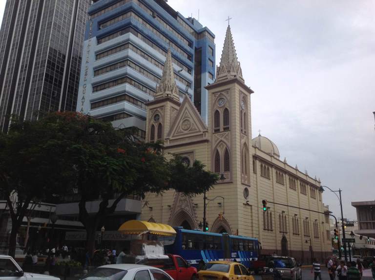La Iglesia de la Merced, en pleno centro bancario de Guayaquil. La ofrenda es de $300 para los matrimonios. 