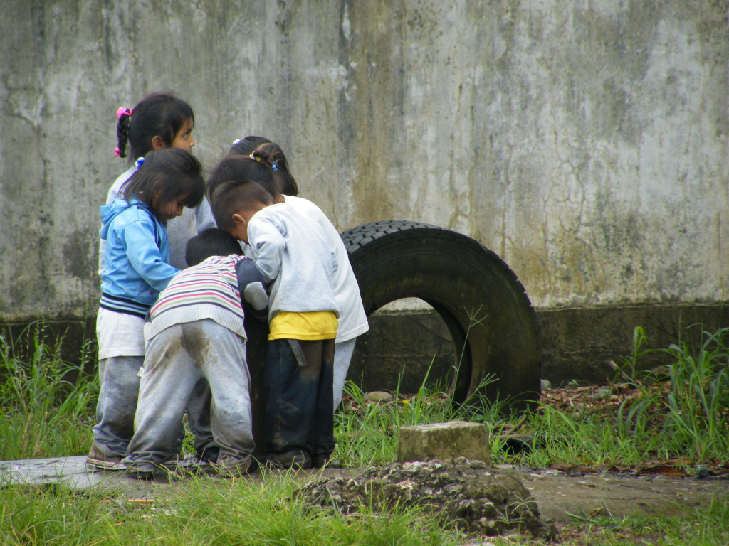 Niños de preescolar beben agua de pozo