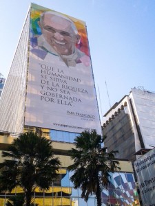 Gigantografía colocada por el gobierno en Ave princial de Guayaquil