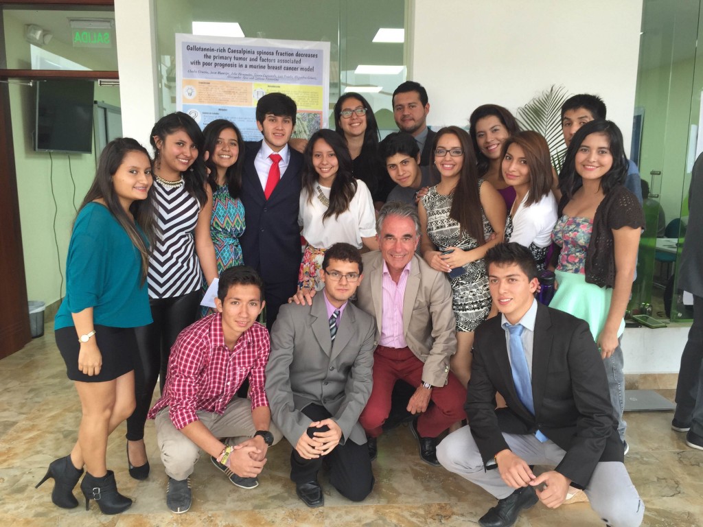 El primer rector de Yachay, Fernando Albericio y los estudiantes de la universidad. 