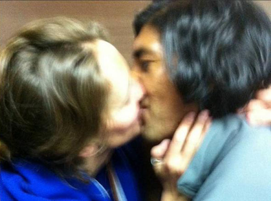 Con un beso, Carlos y Manuela celebraron el fallo de la juez Gloria Pinza.