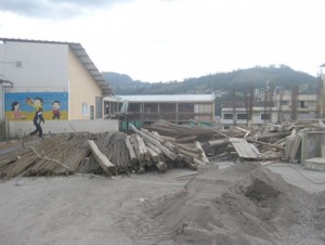 La Unidad Educativa 16 de Abril en momentos en que se suspendieron los trabajos. Foto El Mercurio