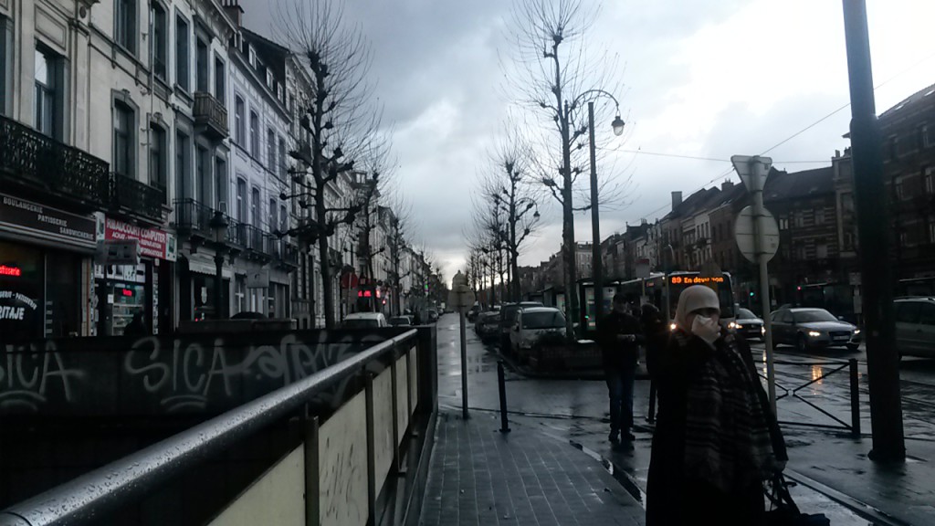 Una mujer musulmana recorre una de las avenidas del distrito bruselense Molenbeek,