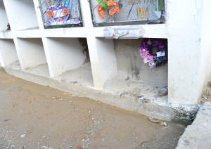 La primera tumba de José Tendetza en el cementerio de Yantzaza. Esquinera y al ras del piso. Foto: La Historia