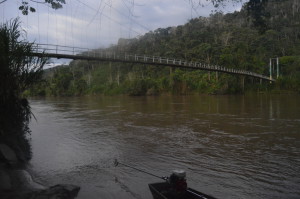 Desde el puente colgante del sector Chuchumbletza del cantón El Pangui, se divisó el cuerpo de José Tendetza que era arrastrado por la corriente. Foto: La Historia