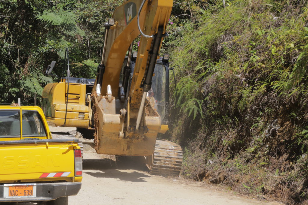 Maquinaria a las afueras de Nankints. Foto de Braulio Gutiérrez.