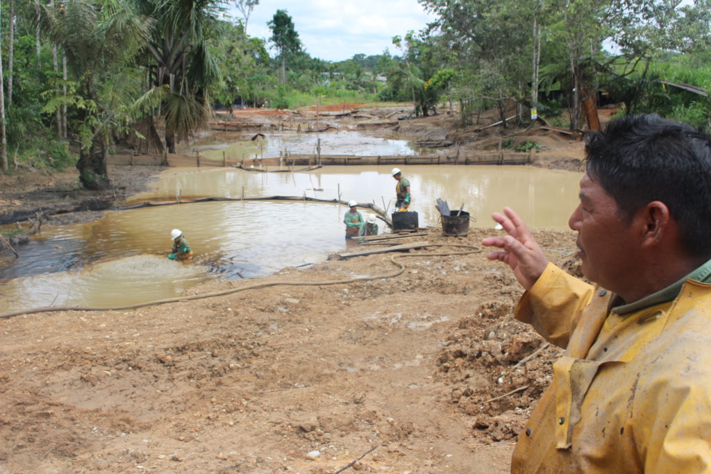 Nelson Quinche de la empresa pública Amazonía Viva muestra el trabajo de remediación que ejecuta un grupo de trabajadores a su cargo en la comunidad Juan Montalvo, campo Suzuki (Pacayacu). Foto: Daniela Aguilar