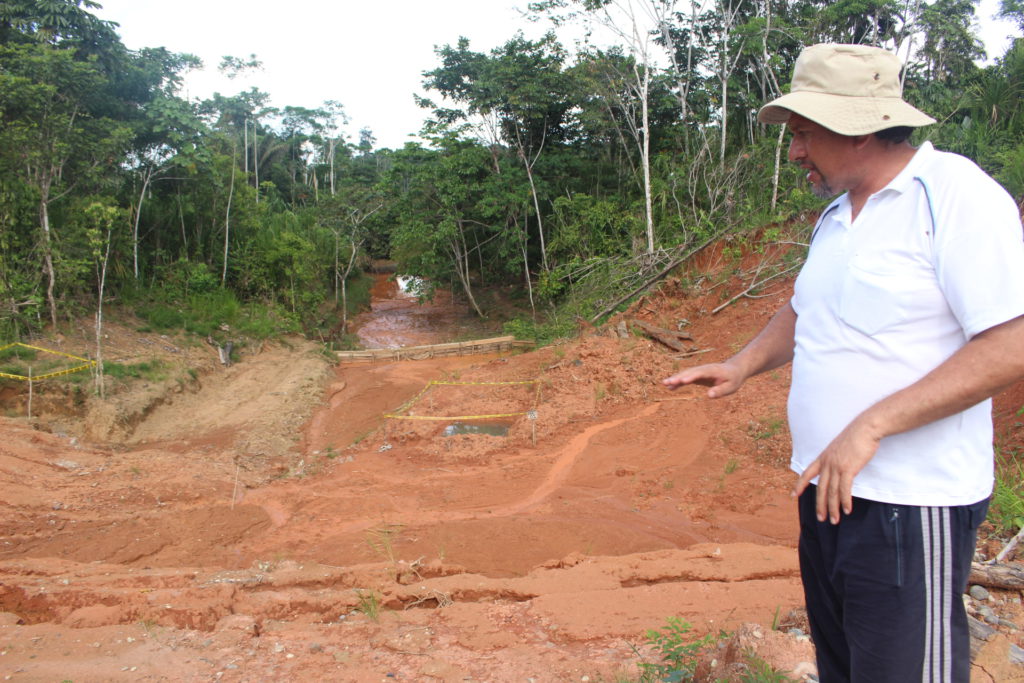 Wilson Suárez, coordinador del Comité de Afectados por la Contaminación Petrolera en Pacayacu, muestra una ladera conectada con la piscina de desechos de 50 x 50 metros y que fue intervenida por Amazonía Viva.