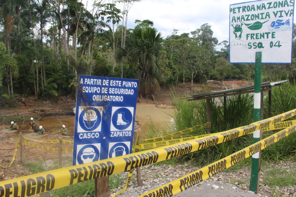 Señales de peligro rodean lugares donde Amazonía Viva realiza trabajos de remoción de pasivos ambientales.