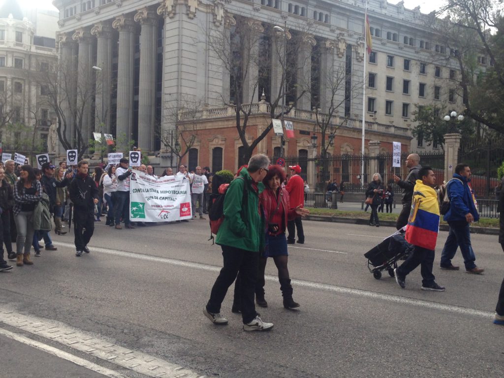 Ecuatorianos participan en manifestación en la calle Alcalá de Madrid, dentro de la Plataforma de Afectados por las Hipotecas. 