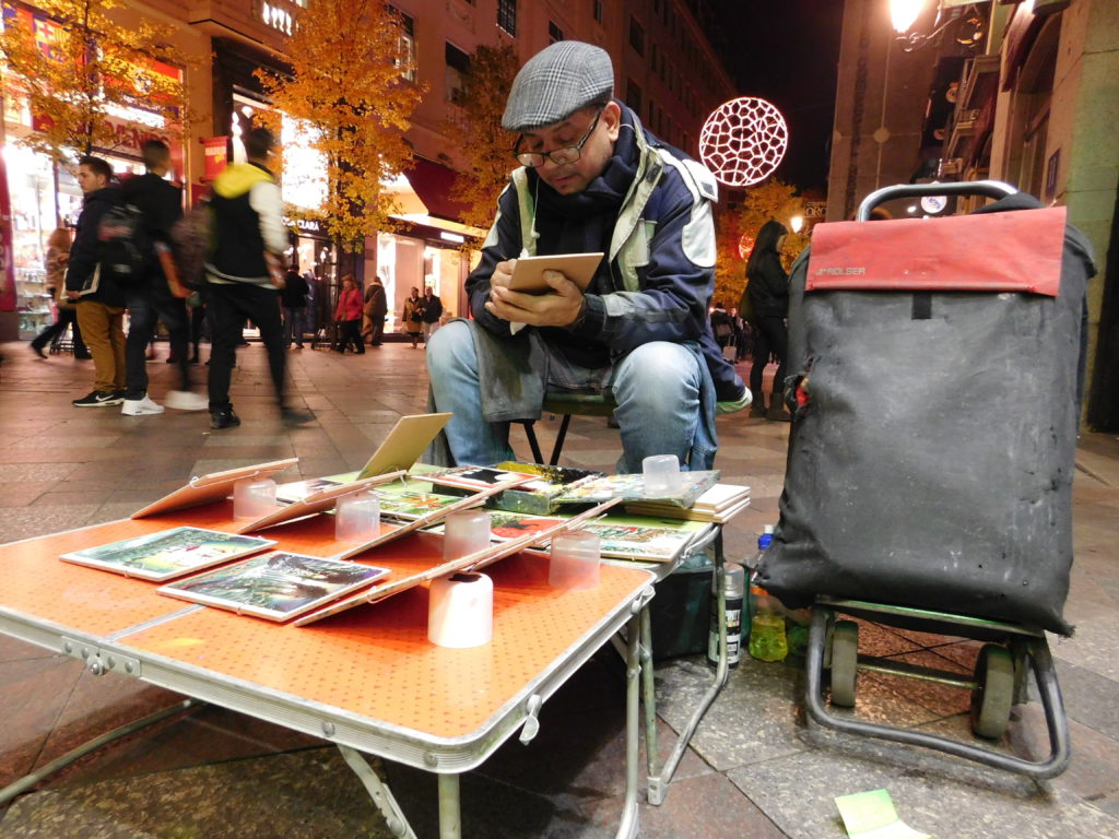 Jesus Moncayo vende cuadros al óleo cerca en el centro de Madrid.
