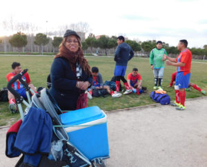 Lilia Vanegas ofrece comida típica y bebidas en el parque Manzanares.