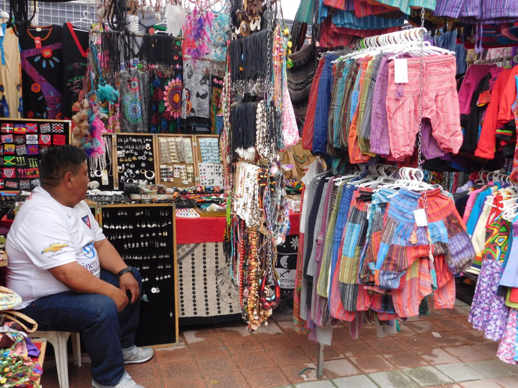 Los migrantes ecuatorianos trabajan en el comercio de distintos productos -algunos nacionales- en España.